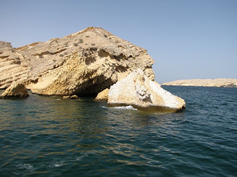 060211_muscat kust.JPG - Stukje van de mooie rotsformaties die Oman langs de kust heeft.